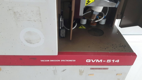 เครื่องสเปกโตรมิเตอร์  ยี่ห้อ Shimadzu  ใช้ตรวจสอบเปอร์เซ็นต์ของธาตุต่างๆในอลูมิเนียม
