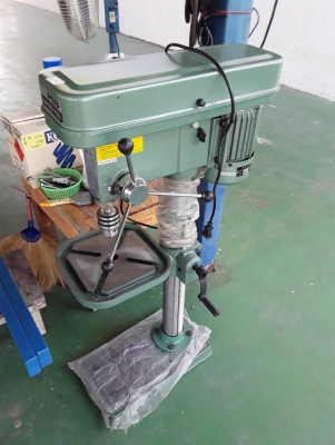 ขาย 7,500 บาท ลดราคา ค้างสต๊อก มีตัวเดียว สว่านใหม่ ขนาด 16 mm.ใช้ไฟบ้าน มอเตอร์ขนาด 3/4 แรงม้า พร้อมหัวจับ สินค้าอยู่ที่ ซ.นิมิตใหม่ 63 คลองสามวา กทม. .................................................................................................. ห้าง