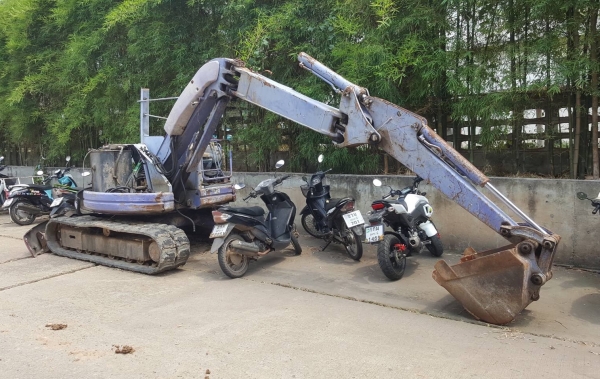 ขายตามสภาพ แบคโฮ KOMATSU PC50UU-2 เครื่องซ่อมเสร็จแล้วยังไม่ได้ยกใส่ ช่วงล่างดี เอกสารใบซื้อขาย ราคาต่อรองได้