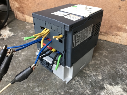 ขายอินเวอร์เตอร์ปรับรอบมอเตอร์ Schneider 1HP. 380V สภาพสวยมาก ตัดจากตู้ พร้อมใช้งาน