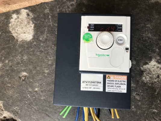 ขายอินเวอร์เตอร์ปรับรอบมอเตอร์ Schneider 1HP. 380V สภาพสวยมาก ตัดจากตู้ พร้อมใช้งาน