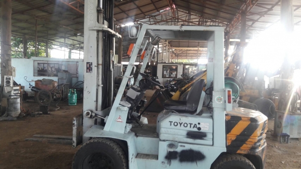 ขายรถยก TOYOTA 2.5t รุ่น FG25-3 เสายกได้สูง 4.50 เสา2ท่อน/ล้อยางตันเชือเพลิง ก๊าช LPGสภาพเก่านอกนำเข