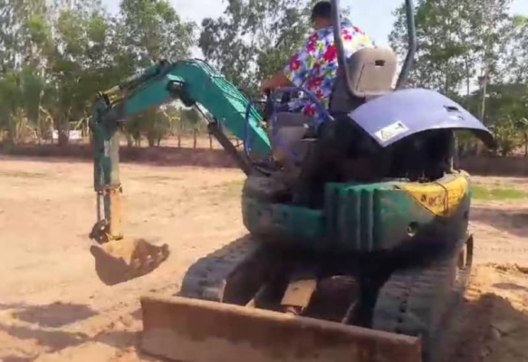 ขาย 365,000 KOMATDU pc 35 mr เครื่องดี ปั้มแรง เอวแน่น ช่วงล่างสวย รถพร้อมใช้ รถอยู่ บุรีรัมย์ นางรอง 090-772-3710 090-772-3708