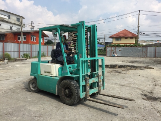 รถโฟล์คลิฟต์ ยี่ห้อมิตซูบิชิ น้ำหนักยก 2.5 ตัน งายกสูง 3 เมตร