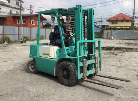 รถโฟล์คลิฟต์ ยี่ห้อมิตซูบิชิ น้ำหนักยก 2.5 ตัน งายกสูง 3 เมตร