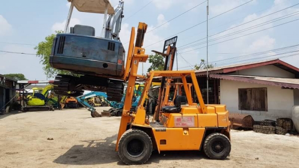 ขายด่วนรถยกดีเซลKOMATSU FD35-2 ยกได้4ตันยกสูง4เมตรยางหน้าคู้รถนอกเพิ่งนำเข้ามายังไม่เคยใช้งานในเมืองไทยเลย