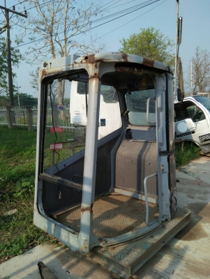 ขายหัวเก๋งรถขุด KOMATSU/ PC138 ขายตามสภาพ กระจกหน้าไม่มี ประตูด้านข้างไม่มี