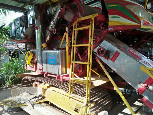 ขายรถเกี่ยวข้าวเกษตรพัฒนารุ่นไอ้หนุ่มไวไฟรถปี56รถสวยพร้อมใช้งานสนใจโทร0981912778