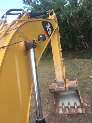 ขายดาวน์แบคโฮ CATERPILLAR 320D2ทำงาน 2098ชั่วโมง สวยมาก สนใจโทร 081-970-1072