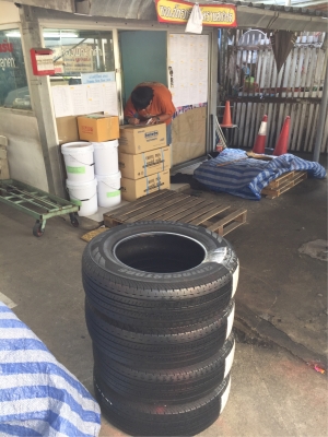 ยาง Bridgestone 205 70 15 ปี17 ดอกเต็ม ไม่มีปะ ใช้ยาว ราคาไม่แพง