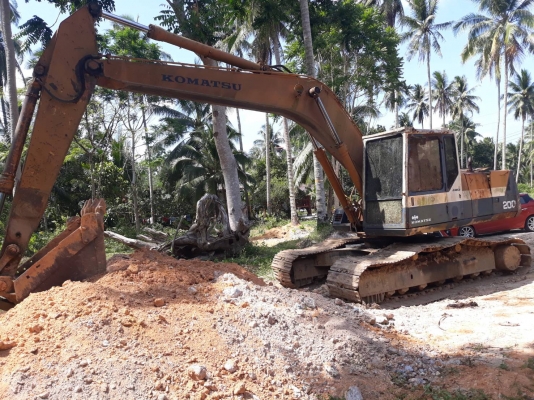 ขายรถแบคโฮ KOMATSU PC200-5 เปลี่ยนเครื่อง อีซูซุ ราคา 320000