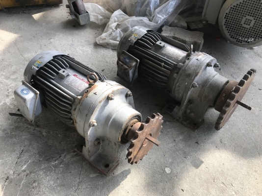 ขายมอเตอร์เกียร์ Cycro drive Sumitomo 3HP. 380V อัตราทด 1:15 เพลาออกประมาณ 100รอบต่อนาที สภาพสวยมากเดิมๆ วิ่งนิ่ม พร้อมใช้งาน มี 2ตัวครับ ราคาตัวละ 9,800 บาท