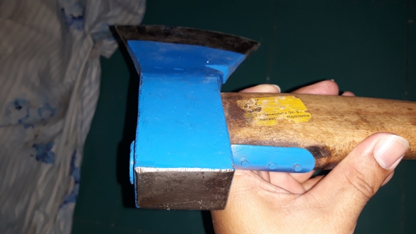ขายขวานโรมาเนียสีน้ำเงิน MADE IN ROMANIA.เก่าเก็บสวยงามเก่าเก็บ