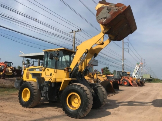 ขายรถตักล้อยาง KOMATSU WA320-6 ปี 2013 รถนอกนำเข้าเองจากญี่ปุ่น สภาพสวยพร้อมใช้งาน มีVDOการทำงานครับ