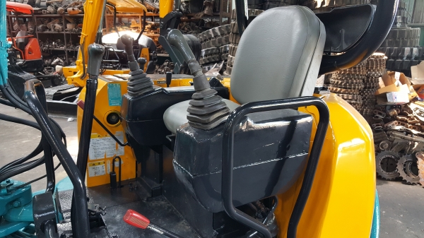 ขาย รถขุด KUBOTA  รุ่น U30 มือสองญี่ปุ่น แทรกเหล็ก สลัก บูทเอวแน่น 100\% คันนี้ มีไลน์ กระแทก สำหรับใส่หัวกระแทก สวยพร้อมใช้งาน มือถือ 0818753444