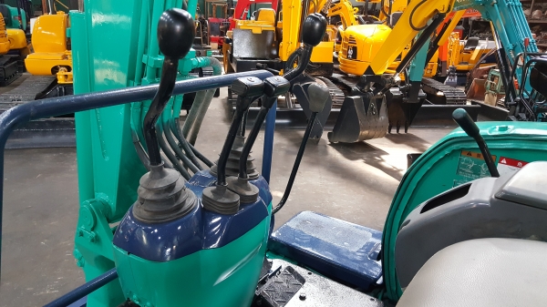 ขาย รถขุด KOMATSU รุ่น PC27-8-- มือสองญี่ปุ่น แทรกเหล็ก สลัก บูทเอวแน่น 100\% คันนี้ มีหัวกระแทกในตัว  สวยพร้อมใช้งาน มือถือ 0818753444