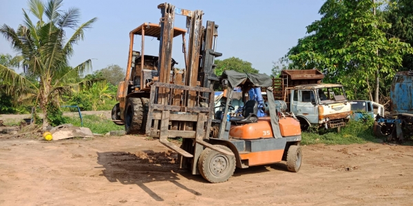 โฟลิฟโตโยต้ารุ่น6. 3.5ตันเสา4เมตรเบนซิล+LPHเกียรธรรมดาสภาพเก่านอกสีเดิมๆพร้อมใช้