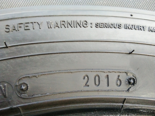 ขายยาง 215/70R16 DUNLOP PT3 ปี16 ดอกยางหนาเต็มสดเท่ากัน สภาพ90\% ชุดละ 4500 บาท ขายยาง 215/70R16 DUNLOP PT3 ปี16 ดอกยางหนาเต็มสดเท่ากัน สภาพ90\% ชุดละ 4500 บาท