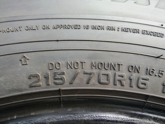 ขายยาง 215/70R16 DUNLOP PT3 ปี16 ดอกยางหนาเต็มสดเท่ากัน สภาพ90\% ชุดละ 4500 บาท ขายยาง 215/70R16 DUNLOP PT3 ปี16 ดอกยางหนาเต็มสดเท่ากัน สภาพ90\% ชุดละ 4500 บาท