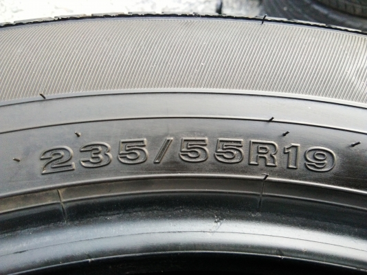 ขายยาง 235/55R19 DUNLOP MADE IN JAPAN ปี17 ดอกยางหนาเต็มสดเท่ากันไม่แตกลายไม่ร้าวไม่กินข้างไม่มีปะ สภาพ95\% ชุดละ 8900 บาท