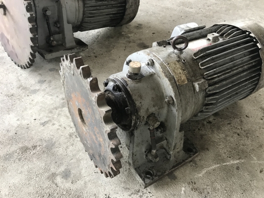 ขายมอเตอร์เกียร์ Cycro drive Sumitomo 10HP. 380V อัตราทด 1:15 เพลาออกประมาณ 100รอบต่อนาที สภาพสวยมากเดิมๆ (สีไม่ค่อยสวยเครื่องจอดนาน)วิ่งนิ่ม พร้อมใช้งาน มี 2ตัวครับ ราคาตัวละ 19,500 บาท