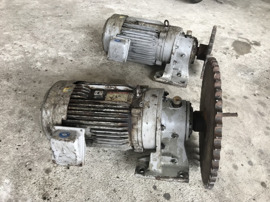 ขายมอเตอร์เกียร์ Cycro drive Sumitomo 10HP. 380V อัตราทด 1:15 เพลาออกประมาณ 100รอบต่อนาที สภาพสวยมากเดิมๆ (สีไม่ค่อยสวยเครื่องจอดนาน)วิ่งนิ่ม พร้อมใช้งาน มี 2ตัวครับ ราคาตัวละ 19,500 บาท