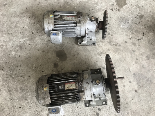 ขายมอเตอร์เกียร์ Cycro drive Sumitomo 10HP. 380V อัตราทด 1:15 เพลาออกประมาณ 100รอบต่อนาที สภาพสวยมากเดิมๆ (สีไม่ค่อยสวยเครื่องจอดนาน)วิ่งนิ่ม พร้อมใช้งาน มี 2ตัวครับ ราคาตัวละ 19,500 บาท