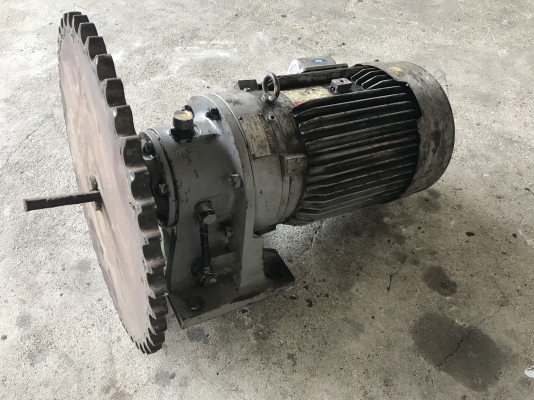 ขายมอเตอร์เกียร์ Cycro drive Sumitomo 10HP. 380V อัตราทด 1:15 เพลาออกประมาณ 100รอบต่อนาที สภาพสวยมากเดิมๆ (สีไม่ค่อยสวยเครื่องจอดนาน)วิ่งนิ่ม พร้อมใช้งาน มี 2ตัวครับ ราคาตัวละ 19,500 บาท