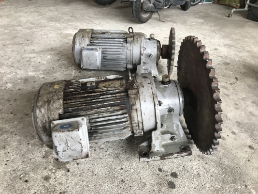 ขายมอเตอร์เกียร์ Cycro drive Sumitomo 10HP. 380V อัตราทด 1:15 เพลาออกประมาณ 100รอบต่อนาที สภาพสวยมากเดิมๆ (สีไม่ค่อยสวยเครื่องจอดนาน)วิ่งนิ่ม พร้อมใช้งาน มี 2ตัวครับ ราคาตัวละ 19,500 บาท