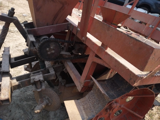 ขายเครื่องปลูกอ้อยร่องเดี่ยว ใส่รถ70-110แรง เครื่องพร้อมใช้งาน