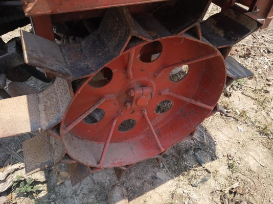 ขายเครื่องปลูกอ้อยร่องเดี่ยว ใส่รถ70-110แรง เครื่องพร้อมใช้งาน