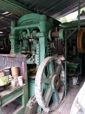 ขายเครื่องปั๊มขึ้นรูป200T 60000บาท