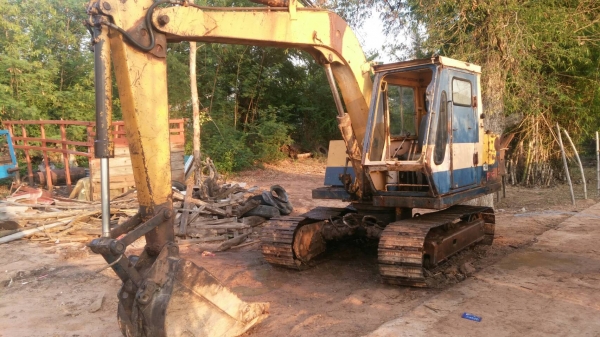 ขายแบคโฮโคโมซุPC60เครื่องไม่มีไอเอวแน่นปั้มดีโซ่ดีรถใช้งานอยู่สนใจโทร0641019335/0807346335ครับ