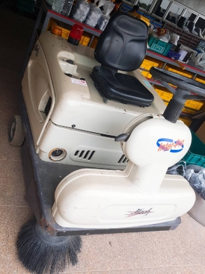 ขายรถกวาด+ดูดฝุ่น มือสอง แบบนั่งขับ ใช้น้ำมัน