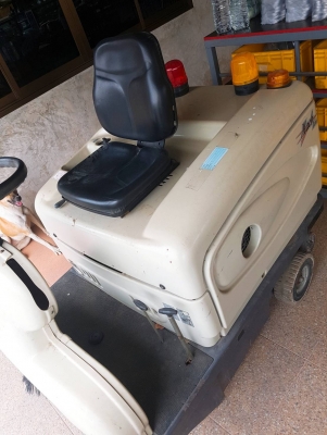 ขายรถกวาด+ดูดฝุ่น มือสอง แบบนั่งขับ ใช้น้ำมัน