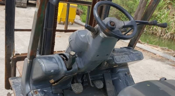 ขายด่วนรถยกดีเซลKOMATSU FD25-16 ยกได้2.5ตันยกสูง4เมตรเกียออโต้รถนอกเพิ่งนำเข้ามายังไม่เคยใช้งานในเมืองไทยเลย