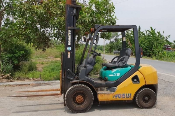 ขายด่วนรถยกดีเซลKOMATSU FD25-16 ยกได้2.5ตันยกสูง4เมตรเกียออโต้รถนอกเพิ่งนำเข้ามายังไม่เคยใช้งานในเมืองไทยเลย