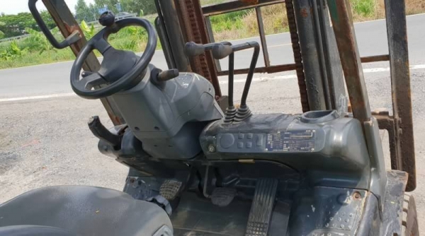 ขายด่วนรถยกดีเซลKOMATSU FD25-16 ยกได้2.5ตันยกสูง4เมตรเกียออโต้รถนอกเพิ่งนำเข้ามายังไม่เคยใช้งานในเมืองไทยเลย