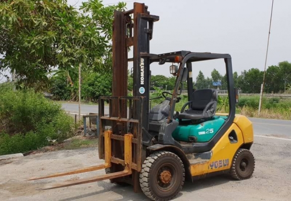 ขายด่วนรถยกดีเซลKOMATSU FD25-16 ยกได้2.5ตันยกสูง4เมตรเกียออโต้รถนอกเพิ่งนำเข้ามายังไม่เคยใช้งานในเมืองไทยเลย