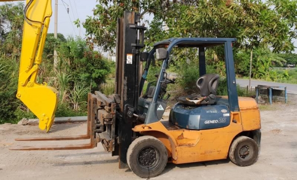 ขายด่วนรถยก TOYOTA7FG25ยก2.5 ตันเสาสูง3.5เมตรยางตัน4เส้นรถนอกนำเข้ายังไม่เคยใช้งานในเมืองไทยเลย