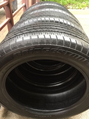 ยาง Bridgestone 215 55 17 สิ้นปี16 ดอกเต็ม ไม่มีปะ ใช้ยาว ราคาไม่แพง