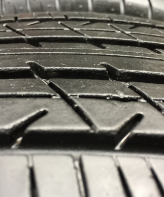 ยาง Bridgestone 215 55 17 สิ้นปี16 ดอกเต็ม ไม่มีปะ ใช้ยาว ราคาไม่แพง