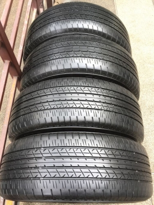 ยาง Bridgestone 215 55 17 สิ้นปี16 ดอกเต็ม ไม่มีปะ ใช้ยาว ราคาไม่แพง