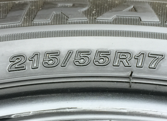 ยาง Bridgestone 215 55 17 สิ้นปี16 ดอกเต็ม ไม่มีปะ ใช้ยาว ราคาไม่แพง