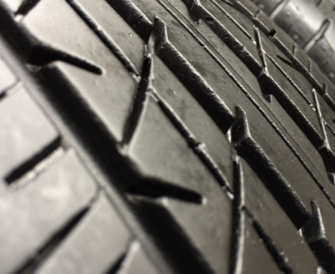 ยาง Bridgestone 215 55 17 สิ้นปี16 ดอกเต็ม ไม่มีปะ ใช้ยาว ราคาไม่แพง