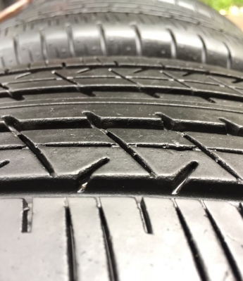 ยาง Bridgestone 215 55 17 สิ้นปี16 ดอกเต็ม ไม่มีปะ ใช้ยาว ราคาไม่แพง