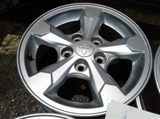 แม็ก New Triton ขอบ 15 สภาพสวยถอดป้ายแดง   เดิมๆ ไม่มีคดดุ้ง มีหลายชุดให้เลือก   ราคา 4วง 3500 บาท