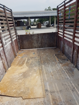 กระบะคอกไม้ 10 ล้อ สภาพพร้อมใช้งาน พื้นสแตนเลส ติดต่อ 081-8382754