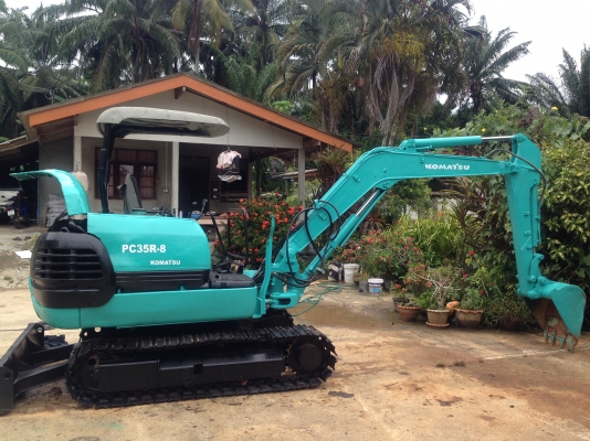 KOMATSU PC35R-8 KOMATSU PC35R-8