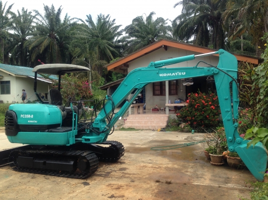 KOMATSU PC35R-8